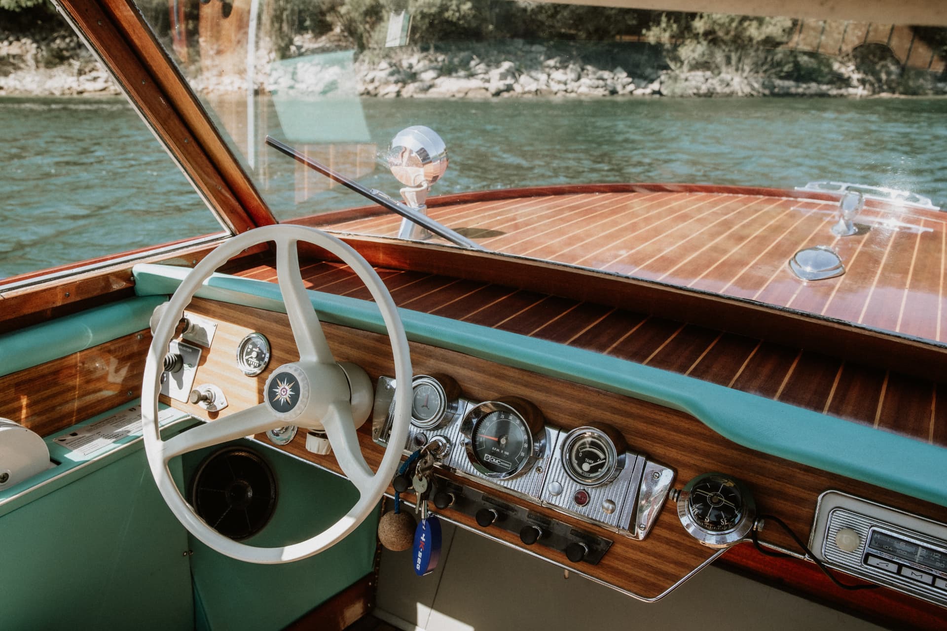 Cream steering wheel and chrome instruments of the Pedrazzini